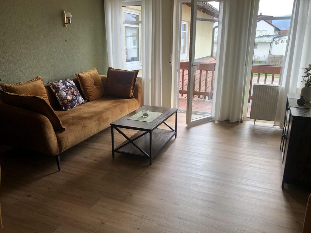 Wohnzimmer mit Balkon in der Ferienwohnung 2 im Gästehaus Norbert Zöller in Kirrweiler